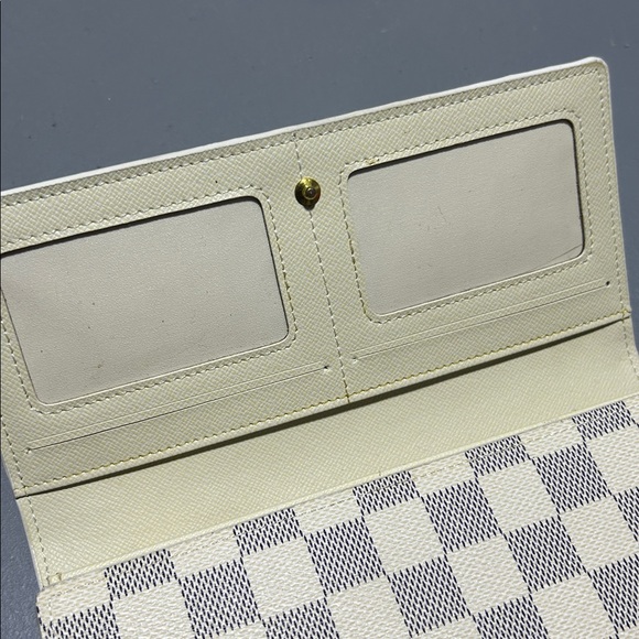 Tri-Fold Patterned Leather Wallet - Picture 10 of 12